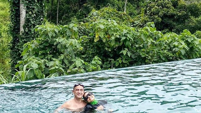 Awet Muda, Ini 6 Potret Terbaru Presenter Ferdy Hasan Bareng Sang Istri