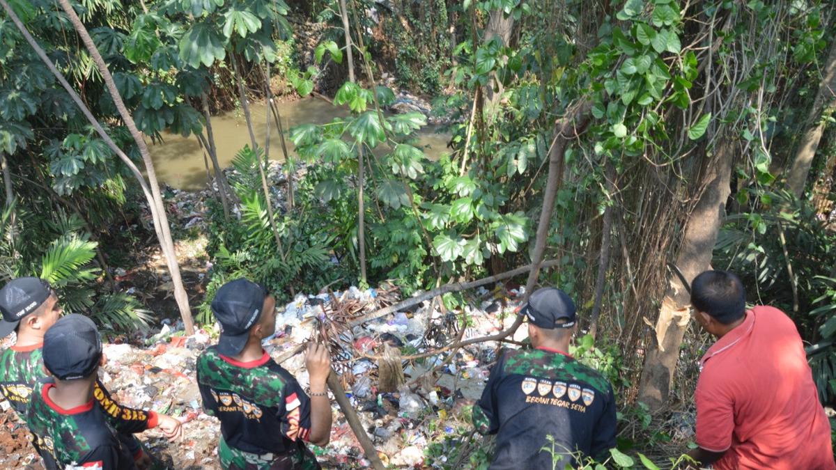 Tni Dan Relawan Berjibaku Bersihkan Gunungan Sampah Di Sungai Kalibaru