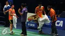 Ganda campuran Indonesia Tontowi Ahmad/Liliyana Natsir berbincang dengan tim pelatih saat laga melawan Kim Astrup/Line Kjaersfeldt (Denmark) di babak kedua BCA Indonesia Open 2016, Jakarta, Kamis (2/6/2016). (Liputan6.com/Helmi Fithriansyah)