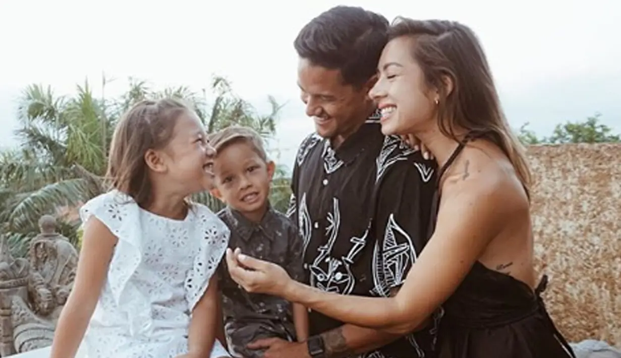 Walau berbeda keyakinan antara Irfan dan Jennifer, namun hal tersebut tidak menjadi penghalangan dalam menjalankan bahtera rumah tangga mereka. (Liputan6.com/IG/jenniferbachdim)