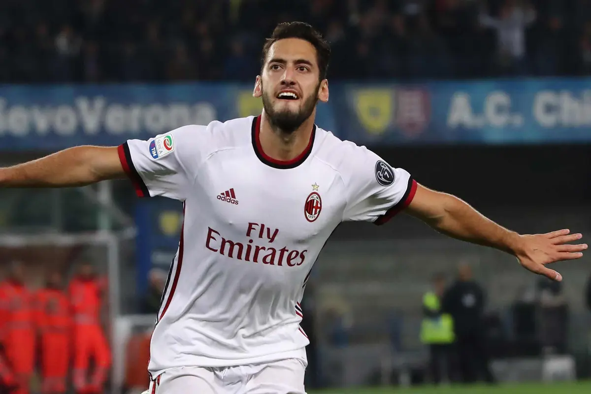 AC Milan Jual Calhanoglu?