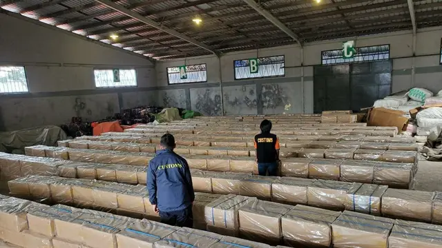 Bea Cukai menyita sebanyak 7,2 batang rokok ilegal yang coba diselundupkan: (Foto: Liputan6.com/Bea Cukai-Ajang Nurdin)