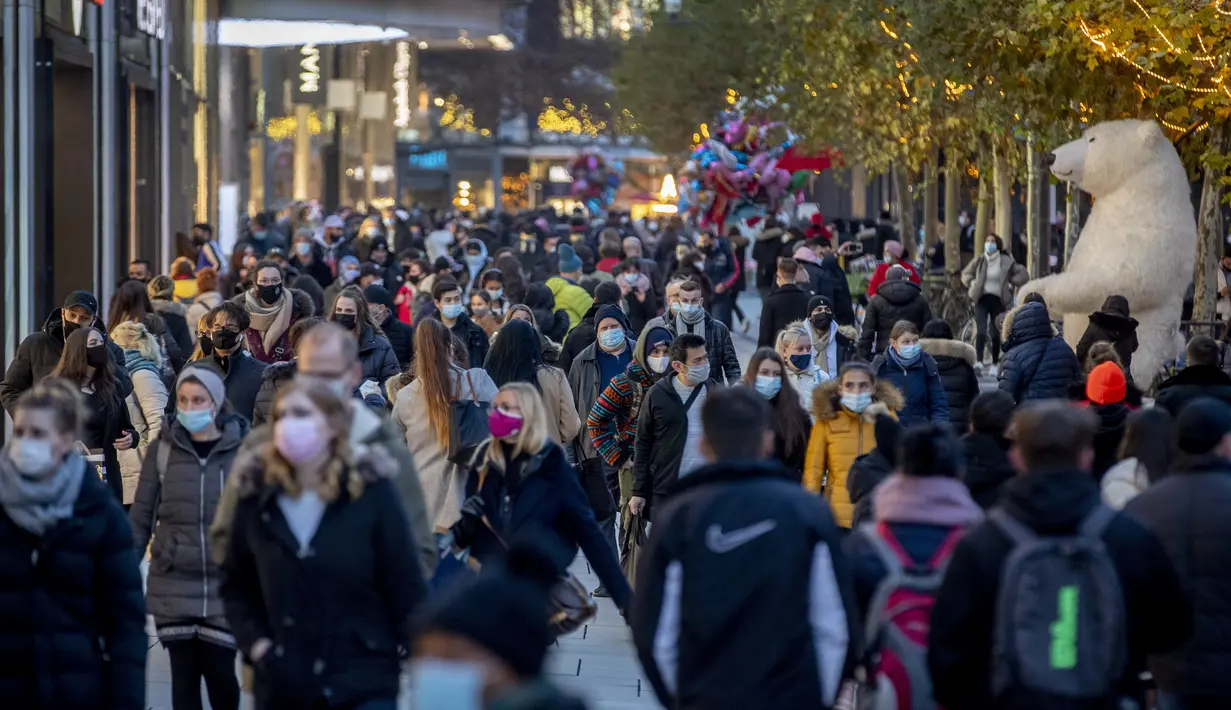 Orang-orang berjalan melewati zona pejalan kaki utama di Frankfurt, Jerman, Senin (14/12/2020).  Mengurangi sebaran virus corona COVID-19, Jerman akan kembali menutup wilayahnya atau lockdown mulai 16 Desember 2020 mendatang.  (AP Photo/Michael Probst)