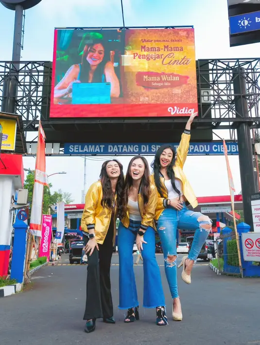 Sementara Masayu Anastasia pilih tampil edgy dengan cutbray pants dan boot heels hitam [@wulanguritno]