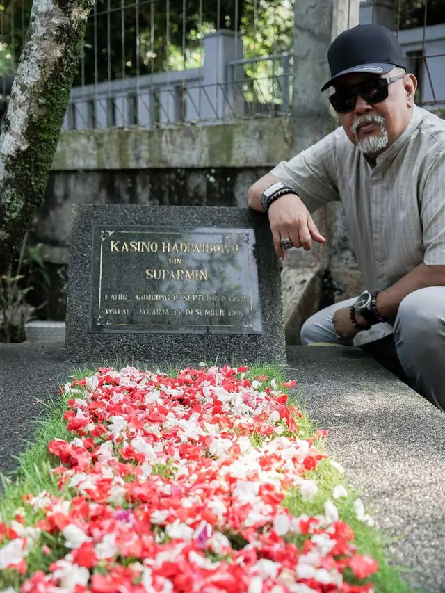 6 Potret Indro Warkop Ziarah ke Makam Dono dan Kasino,Warganet Terharu
