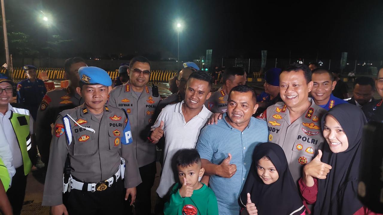 Kapolda Banten Irjen Rudy Heriyanto meninjau Dermaga 6 Eksekutif Pelabuhan Merak, Sabtu (15/4/2023) malam.