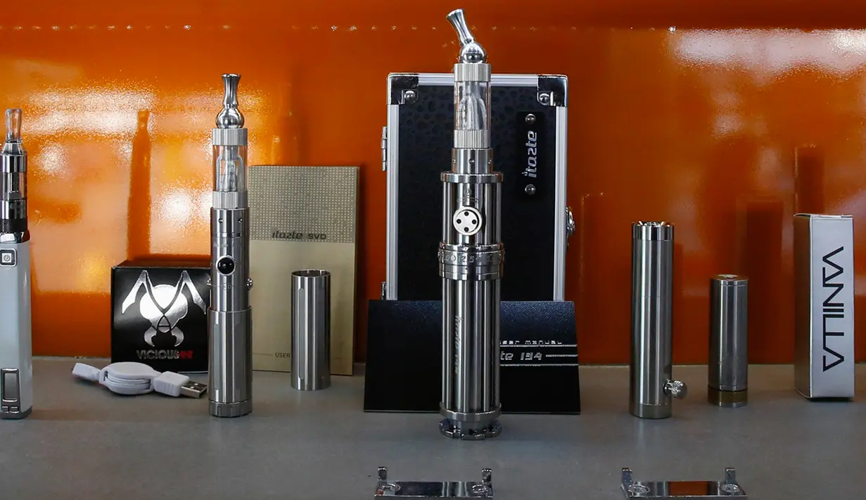 Berbagai bentuk dan jenis vape dijual disalah satu store vapor di Los Angeles , California 4 Maret 2014. Vape merupakan terobosan baru bagi para pengguna rokok konvensional dengan menyuguhkan berbagai varian rasa. (REUTERS / Mario Anzuoni)