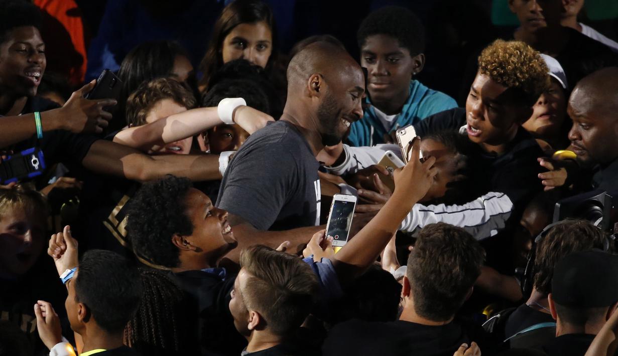 Kobe Bryant menyapa fans cilik saat naik diatas panggung pada penghargaan Kids Choice Sport 2016 di Los Angeles, California, (14/7/2016). (REUTERS/Mario Anzuoni)