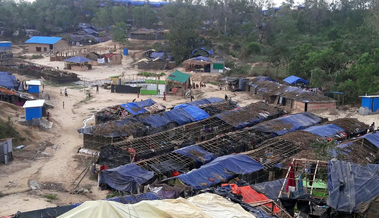 Sejumlah tenda pengungsi Rohingya hancur akibat hantaman Topan Mora di kamp pengungsian bagi muslim Rohingya di Cox's Bazar, Bangladesh (31/5). Akibat bencana tersebut sekitar 300 orang terpaksa dievakuasi. (AFP Photo/Str)