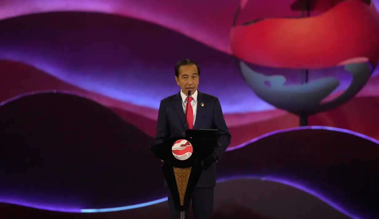 "Akhir-akhir ini saya sering mendengar pertanyaan publik terkait ASEAN yaitu, apakah ASEAN akan terpecah dan tidak bisa bersatu, apakah kapal ASEAN mampu terus melaju," kata Jokowi saat menyampaikan pidato di depan para pemimpin negara ASEAN. (AP Photo/Dita Alangkara, Pool)