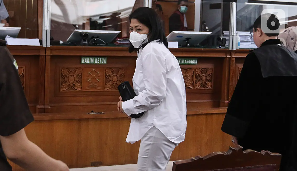 Terdakwa Putri Candrawathi usai menjalani sidang lanjutan dalam kasus pembunuhan Brigadir Yosua Hutabarat dengan agenda sidang pembacaan tuntutan oleh Jaksa Penuntut Umum di Pengadilan Negeri Jakarta Selatan, Rabu (18/1/2023). Putri Candrawathi dituntut 8 tahun Penjara. (Liputan6.com/Johan Tallo)