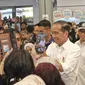 Presiden Joko Widodo atau Jokowi meninjau arus mudik Lebaran 2024 di Stasiun Pasar Senen Jakarta Pusat, Senin (8/4/2024). (Liputan6.com/ Lizsa Egeham)