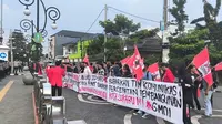 Puluhan mahasiswa dari Gerakan Mahasiswa Nasional Indonesia (GMNI) saat melakukan aksi demontrasi di depan Balai Kota Sukabumi. (Liputan6.com/Fira Syahrin).