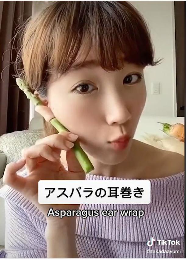 Telinga Wanita Ini Bisa 'Genggam' Tongsis hingga Payung, 6 Potretnya Bikin Takjub