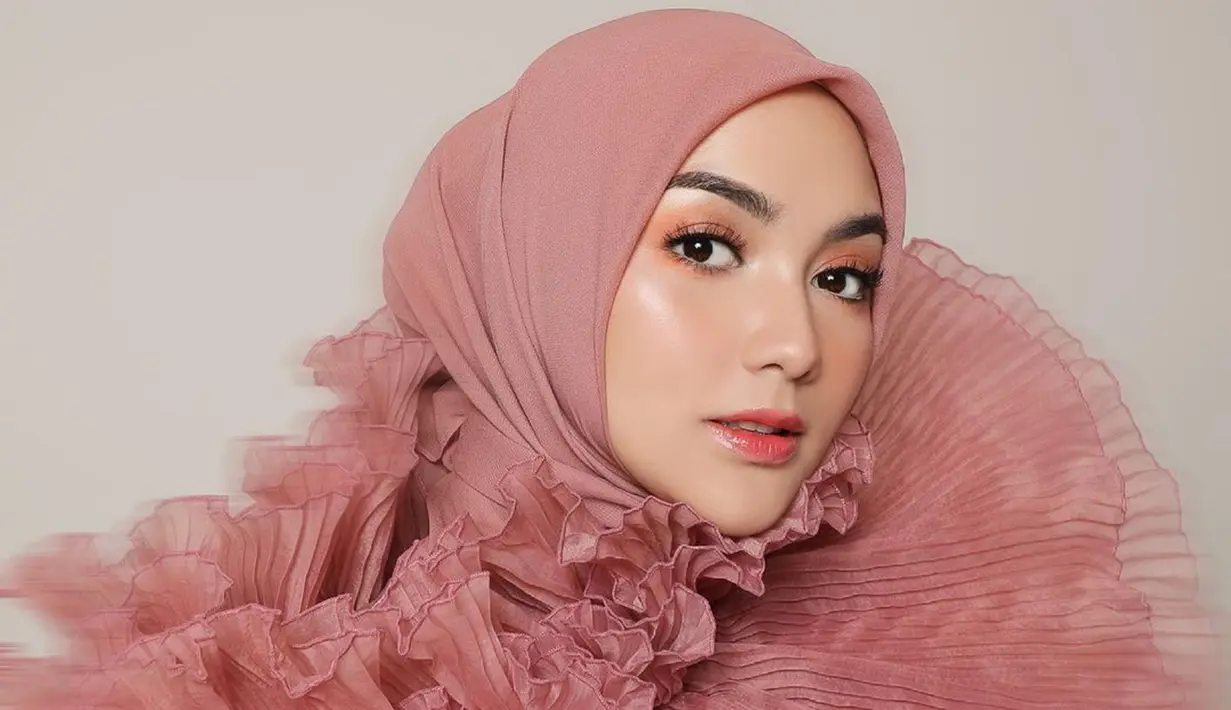 Citra Kirana, perempuan kelahiran 23 April 1994 ini memiliki gaya penampilan yang cantik memesona. Ia selalu berhasil memukau publik dengan gaya hijabnya yang memesona. Seperti saat memakai outfit serba merah muda yang membuatnya kian menawan. (Liputan6.com/IG/@citraciki)