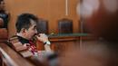 Gatot tiba di Pengadilan Negeri Jakarta Selatan sekitar pukul 13.30 WIB dengan tangan diborgol. Dengan mengenakan kemeja batik dan rompi merah tahanan berjalan sambil mengungkapkan keinginannya untuk bebas. (Adrian Putra/Bintang.com)