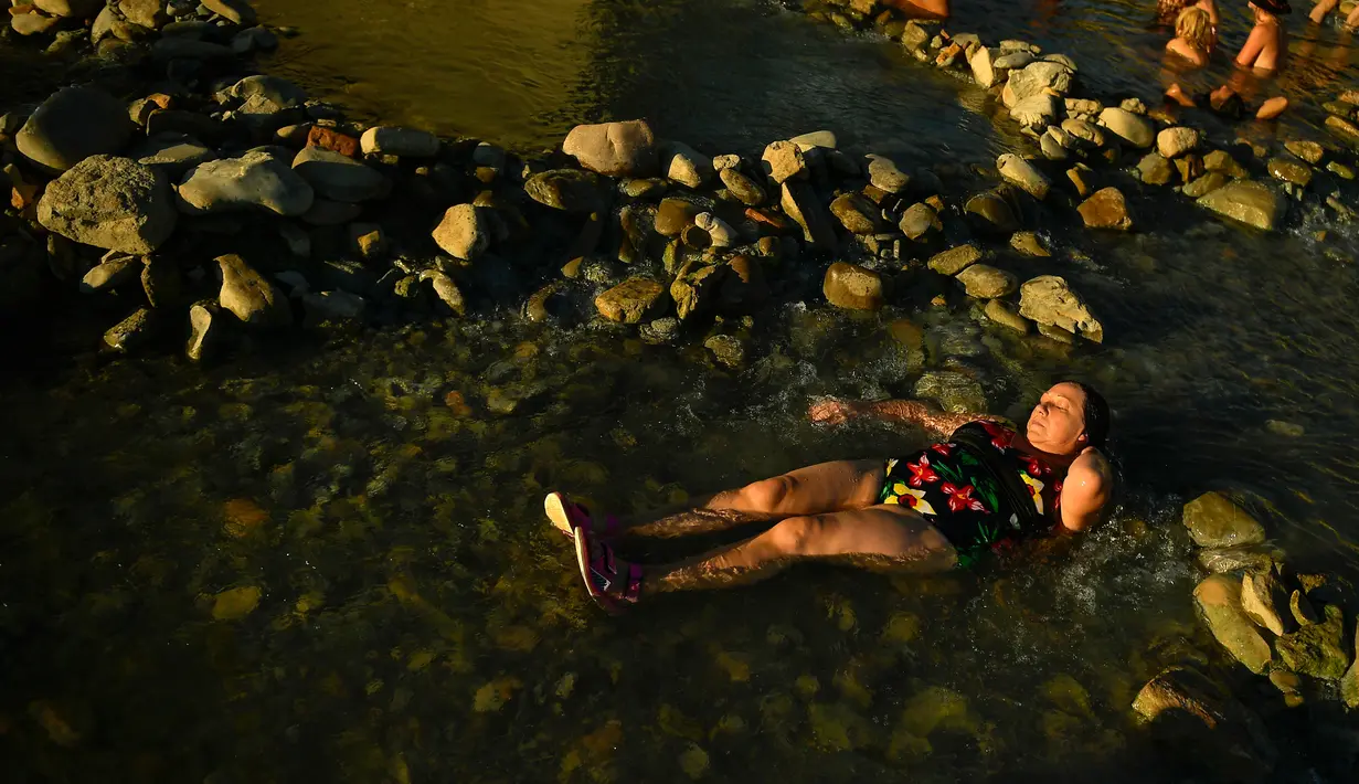 Seorang wanita menikmati berendam air panas di kawasan reruntuhan pemandian kuno Tiermas, sekitar 50 kilometer dari Pamplona, Spanyol (19/10). (AP Photo / Alvaro Barrientos)