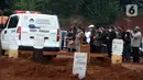 Sejumlah orang mensalatkan jenazah dengan protokol COVID-19 di TPU Pondok Ranggon, Jakarta, Sabtu (7/11/2020). Pemakaman jenazah dengan protokol COVID-19 dalam sepekan mengalami penurunan, untuk hari ini ada sekitar 20 orang yang datang silih berganti (merdeka.com/Imam Buhori)