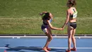 Pelari asal Selandia Baru, Nikki Hamblin membantu rivalnya, yaitu pelari asal AS, Abbey D’Agostino yang jatuh ketika terjadi insiden tabrakan saat penyisihan lomba lari 5.000 meter putri Olimpiade 2016. (AFP PHOTO/Johannes EISELE)