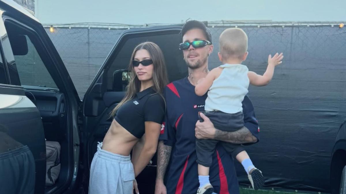 Fashionable Mom, Hailey Bieber Tampil Chic Sambil Gendong Baby Jack di Coachella Andalkan Busana Vintage