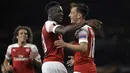 Gelandang Arsenal, Mesut Ozil, merayakan gol bersama Danny Welbeck usai membobol gawang Vorskla pada laga Liga Europa di Stadion Emirates, London, Kamis (20/9/2018). Arsenal menang 4-2 atas Vorskla. (AP/Kirsty Wigglesworth)