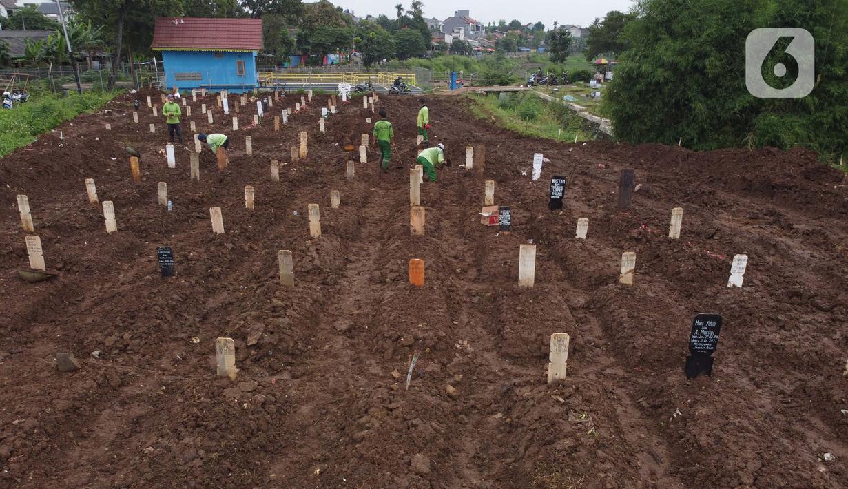 Foto udara deretan makam jenazah dengan protokol COVID-19 di TPU Srengseng Sawah, Jakarta, Kamis (21/1/2021). Sebagian lahan TPU Srengseng Sawah yang dijadikan pemakaman jenazah Covid-19 sejak Selasa (12/1) lalu, dengan kapasitas 564 petak makam kini nyaris penuh. (Liputan6.com/Helmi Fithriansyah)