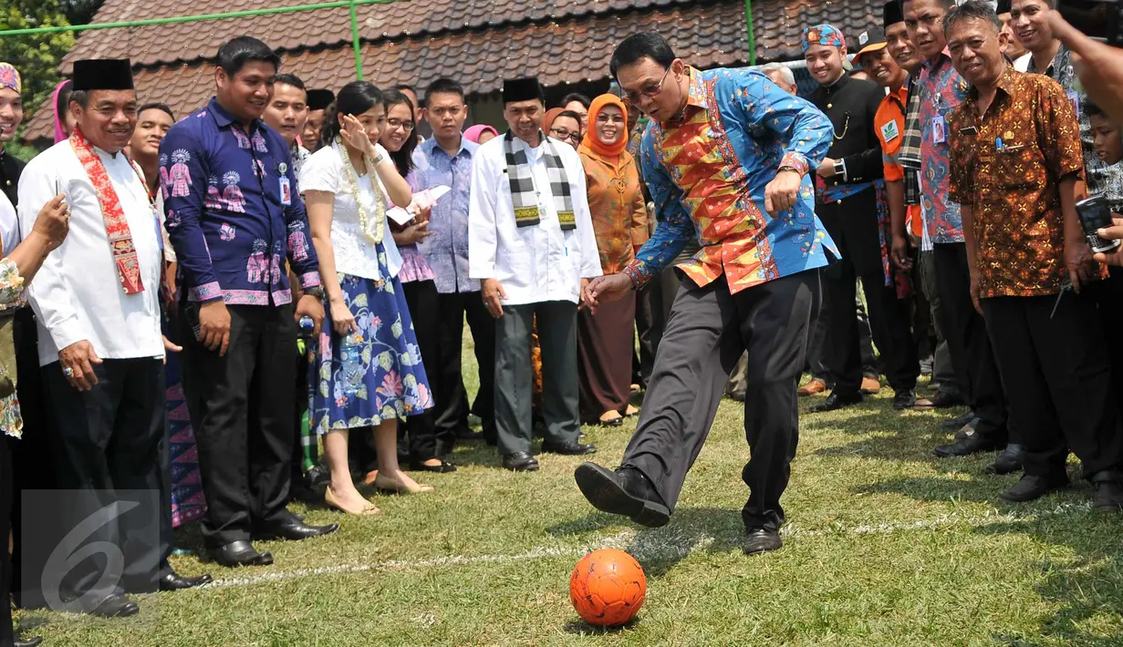 Gubernur DKI Basuki Tjahaja Purnama saat bermain bola usai meresmikan Ruang Publik Terpadu Ramah Anak (RPTRA) Cililitan yang berlokasi di Jalan Buluh, Jakarta, Kamis (22/10/2015). (Liputan6.com/Gempur M Surya)
