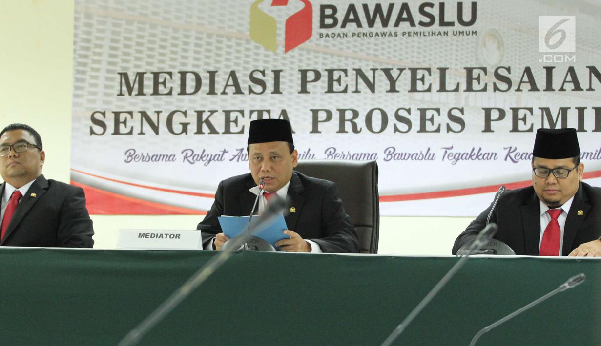 Ketua Bawaslu Abhan (tengah) saat memimpin sidang gugatan Partai Garuda dan Partai Berkarya di Jakarta, Sabtu (23/12). Bawaslu menganulir berita acara KPU yang menyatakan Partai Berkarya tidak memenuhi persyaratan administrasi. (Liputan6.com/Angga Yuniar)