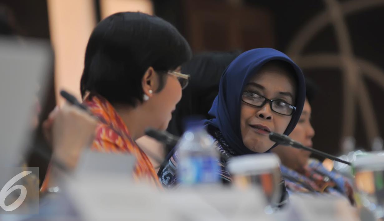 Anggota Pansel KPK, Enny Nurbaningsih (kanan) berbincang dengan Destry Damayanti seusai mewawancarai calon pimpinan KPK di Gedung Sekretariat Negara, Jakarta, Senin (24/8/20115). (Liputan6.com/Herman Zakharia)