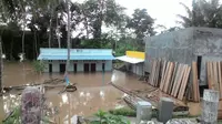 Tak hanya merendam pemukiman, banjir bandang juga memutus Jalinbar. (Liputan6.com/Yuliardi Hardjo Putro)