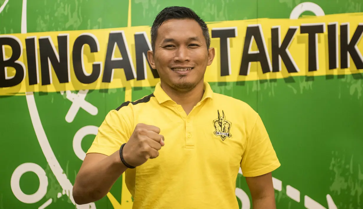 Pelatih Celebes FC, Rudy Eka, berpose usai menghadiri acara diskusi Bincang Taktik di Kantor Bola.com, Jakarta, Rabu (16/11/2016). (Bola.com/Vitalis Yogi Trisna)