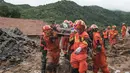 Tim penyelamat menggotong seorang wanita lanjut usia yang berhasil dikeluarkan dari puing-puing di Yuanshan, sebuah desa di Kota Dahe yang berada di Wilayah Huangmei, Provinsi Hubei, China tengah (8/7/2020). (Xinhua/Xiao Yijiu)