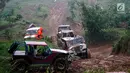 Jeep peserta jurnalis 4x4 melintasi lumpur selama Fastron Weekend Drive- Dasa Warsa Jurnalis 4X4 di Depes Offroad Track, Desa Pelangi, Sentul, Bogor, Jabar (26/11). Kegiatan ini diikuti ratusan peserta dari 13 klub otomotif. (Liputan6.com/HO/Jefta)