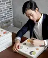 Kim Soo Hyun merupakan salah satu aktor Korea yang terbiasa menggunakan tangan kiri. Akan tetapi, ia diharuskan menggunakan tangan kanan saat bermain drama. (Foto: soompi.com)