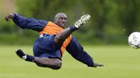 Chelsea&#039;s Jimmy Floyd Hasselbaink during a train for up coming Champions League semi-final match against Monaco at Chelsea training grounds in Harlington, London, 04 May, 2004. AFP PHOTO/CARL DE SOUZA