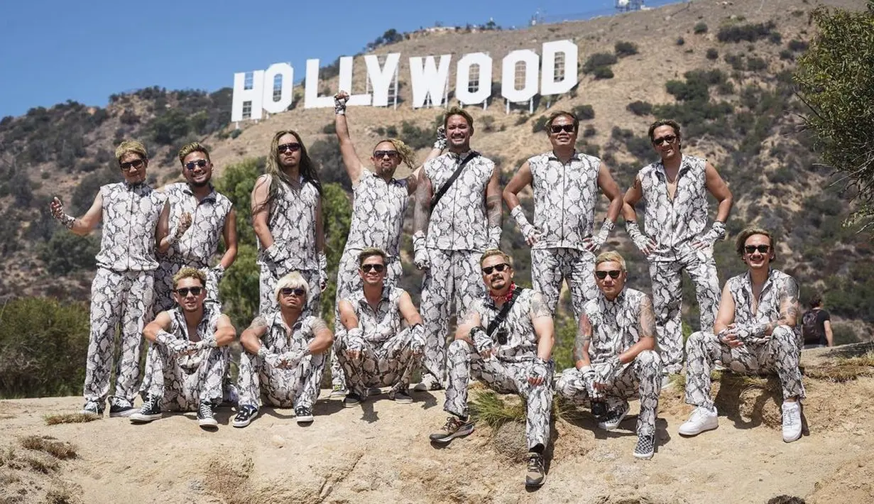 Kali ini, mereka kembali membuat heboh karena memakai seragam bermotif ular saat touring di AS.