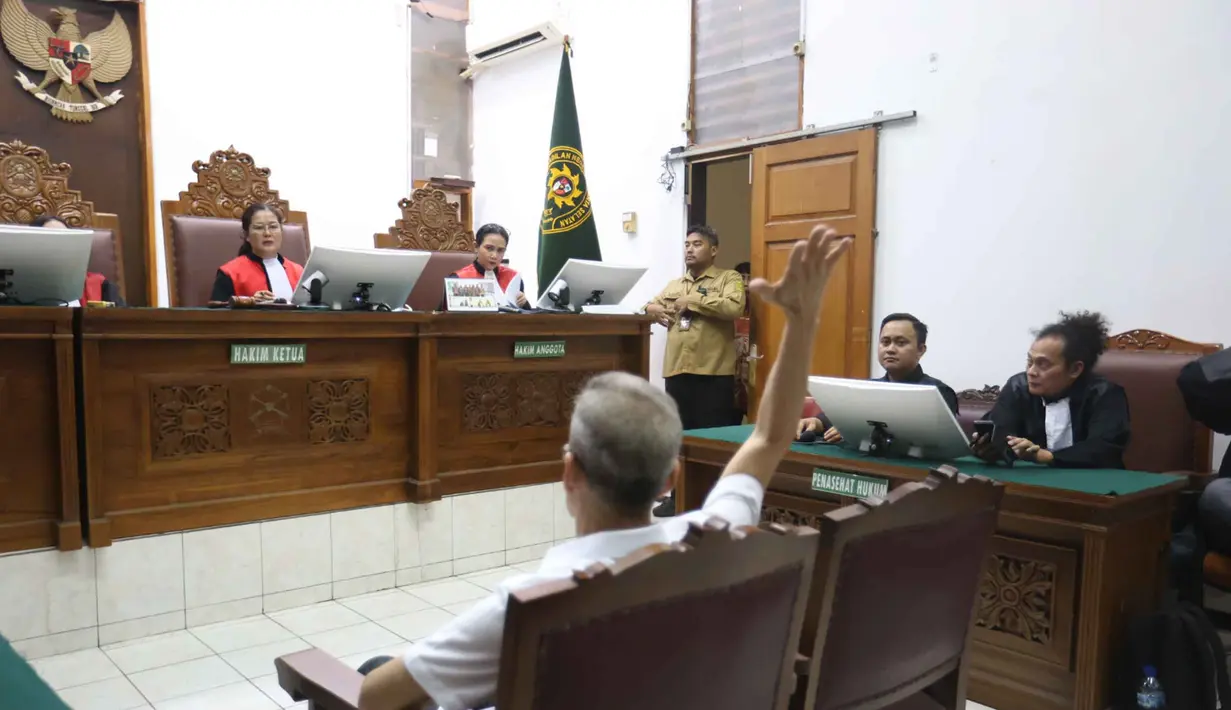Majelis Hakim yang menyidangkan perkara tersebut menyatakan Fariz RM terbukti melanggar Pasal 112 ayat 1 dan Pasal 111 ayat 1 Undang-Undang Narkotika juncto Pasal 55 KUHP. (Kapanlagi.com/Budy Santoso)