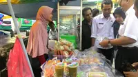 Jajanan takjil untuk berbuka puasa yang tengah diperiksa Dinas Kesehatan dan Dinas Perindustrian dan Perdagangan Kota Bogor, Kamis (16/6/2016). (Liputan6.com/Achmad Sudarno)