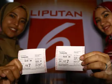 Para Cinemaholic menunjukkan tiket nonton bareng film Cinderella di Blitzmegaplex Central Park, Jakarta, Sabtu (14/3/2015). (Liputan6.com/Herman Zakharia)