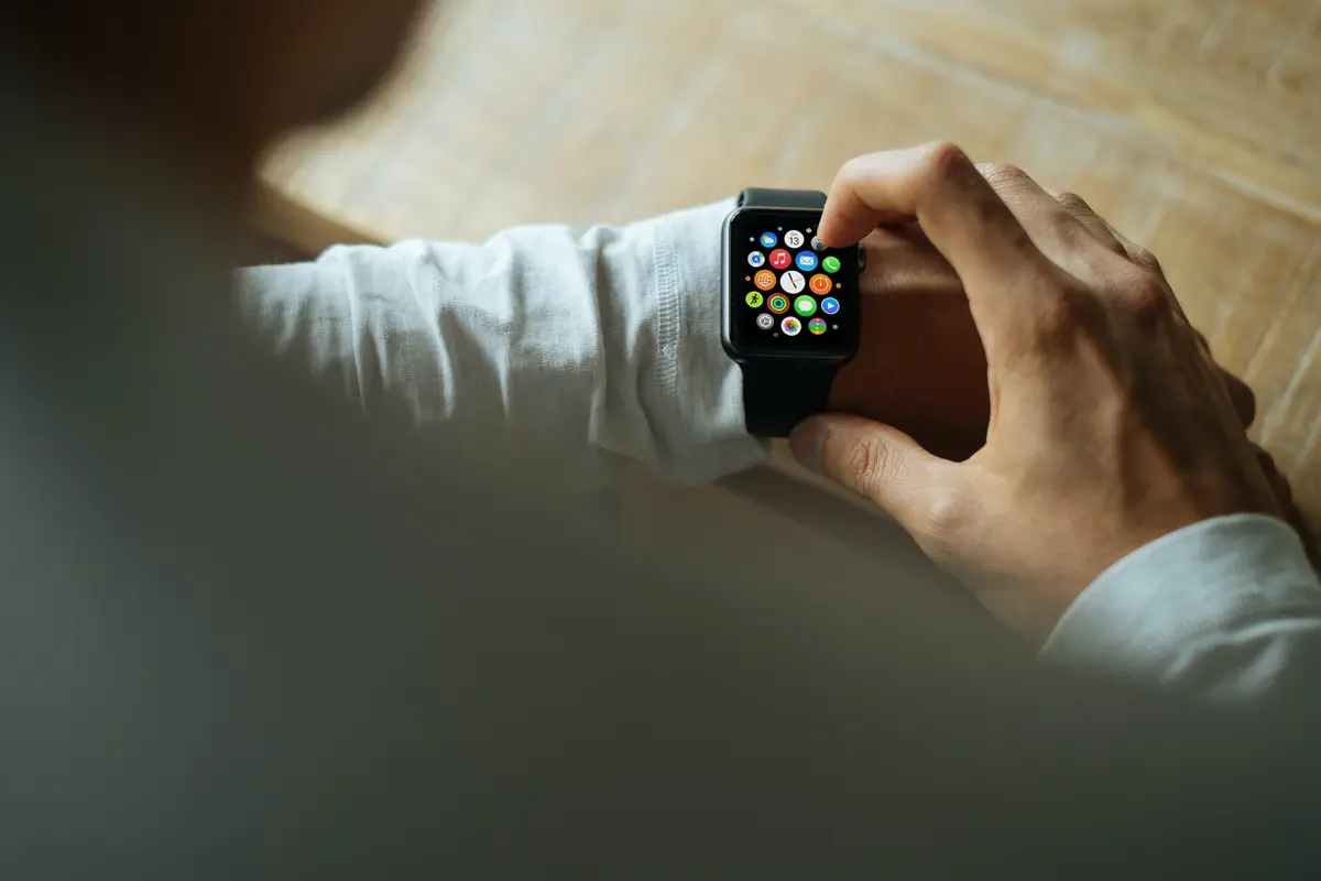 Ilustrasi smartwatch ramah disabilitas. Photo by Luke Chesser on Unsplash