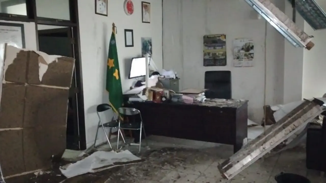 atap plafon Kantor Kecamatan Sukaraja ambruk.