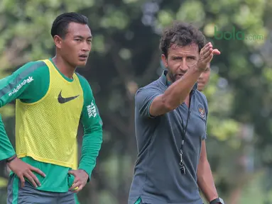 Pelatih Timnas Indonesia, Luis Milla mengarahkan sasaran yang harus dilakukan  Hansamu Yama pada sesi latihan di Lapangan ABC Senayan, Jakarta (21/2/2018). Latihan ini merupakan persiapan Asian Games 2018. (Bola.com/Nick Hanoatubun)