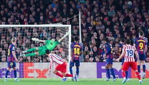 Pemain Atletico Madrid, Julian Alvarez, mencetak gol ke gawang Barcelona pada leg pertama perempat final Liga Champions 2025/2026 di Stadion Camp Nou, Kamis (9/4/2026). (AFP/Josep Lago)