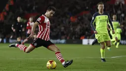 Pemain Southampton, Cedric Soares (kiri) diisukan akan memperkuat Chelsea. Jika transfer tersebut terjadi The Blues akan merogoh kocek kurang lebih sebesar 20 juta pound. (AFP/Adrian Dennis)