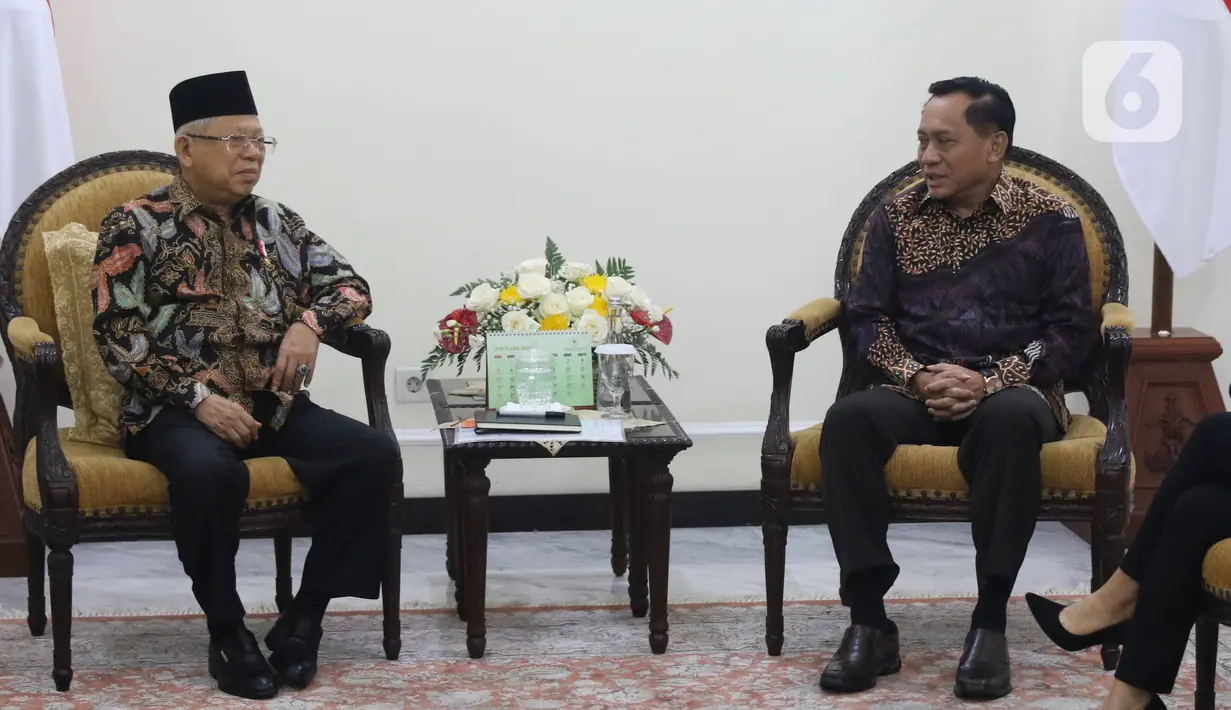 Wakil Presiden Ma'ruf Amin berbincang dengan Direktur PT Surya Citra Media (SCM) Imam Sudjarwo di Kantor Wakil Presiden, Jakarta, Senin (20/1/2020). Kunjungan SCM tersebut untuk bersilaturahmi serta mengenalkan program program SCTV dan Indosiar. (Liputan6.com/Angga Yuniar)