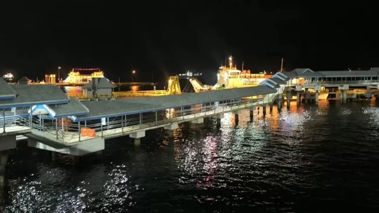 Situasi Pelabuhan Ketapang Banyuwangi pada Rabu malam (2/7/2025) saat KMP Tunu Pratama Jaya Tenggelam (Istimewa)