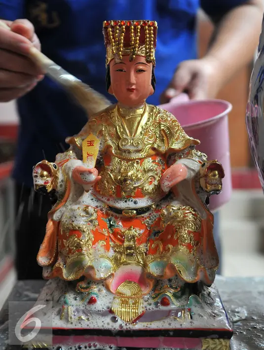 Proses pencucian patung dewa-dewi saat ritual cuci dewa di Klenteng Dharma Bhakti, Jakarta, minggu, (31/1). Pencucian sejumlah patung ini dilakukan guna menyambut tahun baru imlek China 2567. (Liputan6.com/Gempur M Surya)