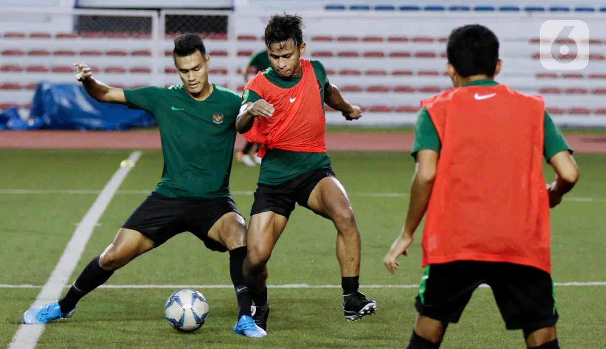 Pemain Timnas Indonesia U-22, Osvaldo Haay, berebut bola dengan Muhammad Rafli saat latihan di Stadion Rizal Memorial, Manila, Jumat (22/11). Latihan ini persiapan jelang laga SEA Games 2019. (Bola.com/M Iqbal Ichsan)