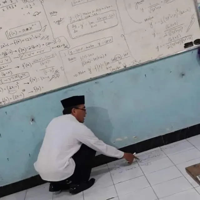 6 Tingkah Guru Cowok Saat Mengajar Ini Bikin Tepuk Jidat