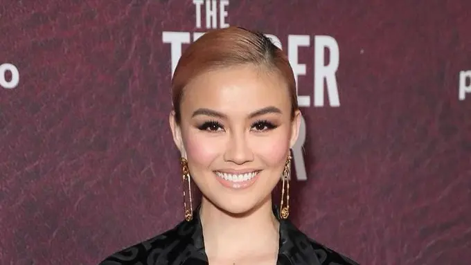 Gaya Edgy Agnez Mo Hadiri Premiere The Tender Bar, Tampil Serba Balenciaga Senilai Rp90 Jutaan
